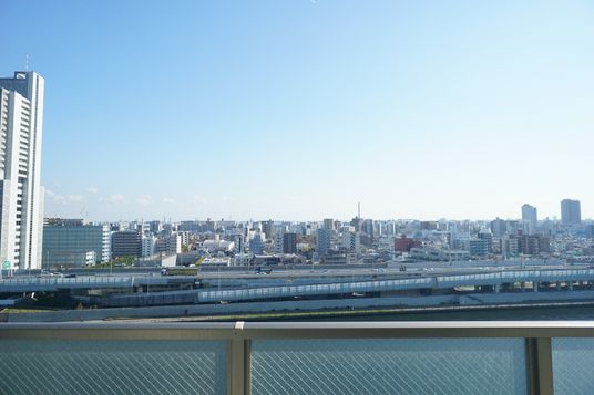 都市の景色を望むバルコニー