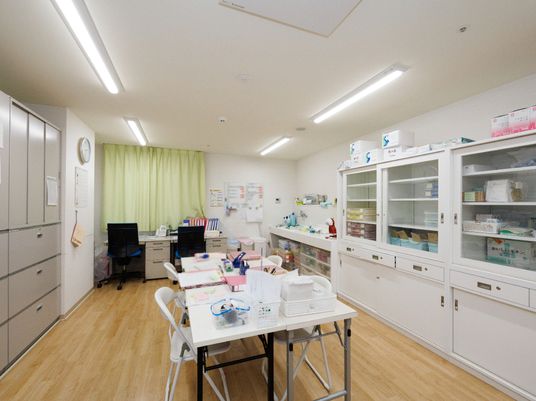 医療備品揃う明るい部屋