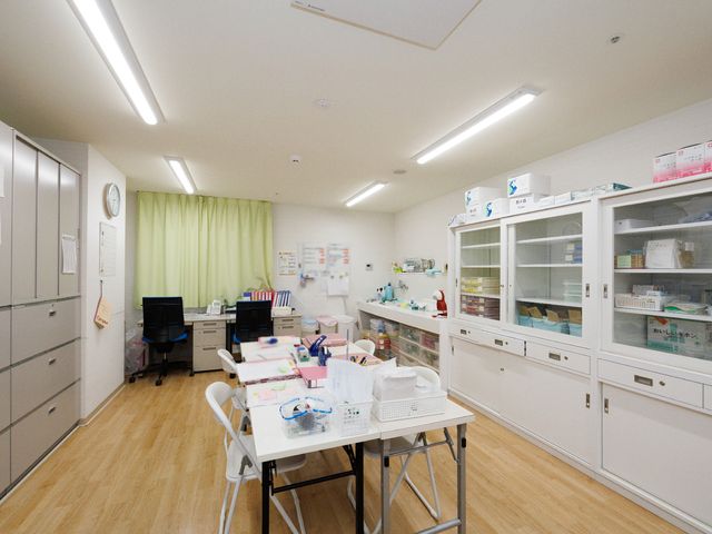 医療備品揃う明るい部屋 スタッフルーム 整理整頓された訓練室は、明るく開放的な作業スペースを提供しており、快適な職場環境が整っています。