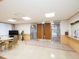 明るいエントランスの様子