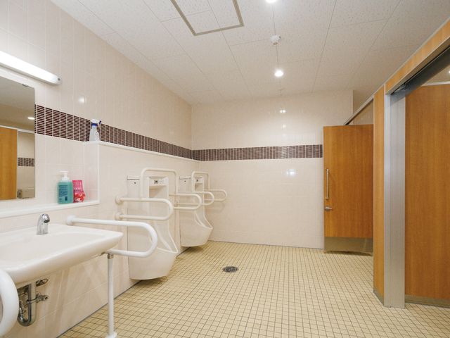 清潔感のある浴室 トイレ サポートがしやすい設計の浴室です。安全に配慮した手すりや広々としたスペースが確保されており、快適にご利用いただけます。