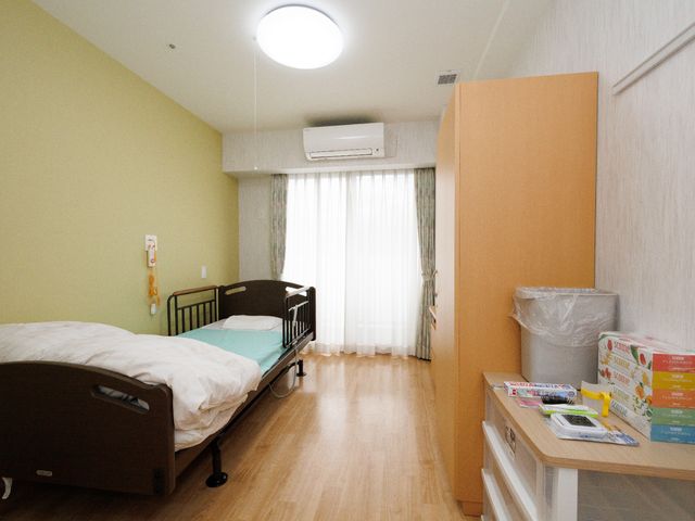 快適な居室の一角 居室 床には清潔感のあるフローリングを使用し、大きな窓から自然光が差し込む心地よい居室です。過ごしやすい環境を整え、日々の生活をサポートします。