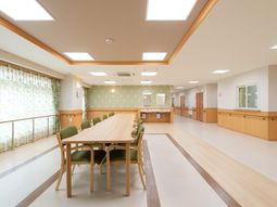 明るい食堂スペース
