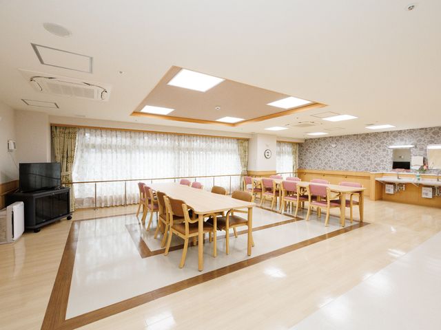 明るい食堂の様子 共有スペース 広々とした食堂は、自然光が降り注ぐ明るい空間です。共同での食事やお茶を楽しむことができる場所です。