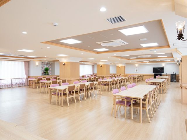 広々とした明るい食堂 食堂 落ち着いた色調の広い食堂では、ご利用者様が気持ち良くお食事を楽しめるよう配慮されています。