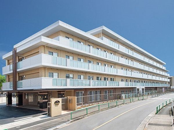 白い外壁の明るい外観
