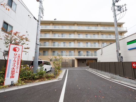 多階建て施設の外観