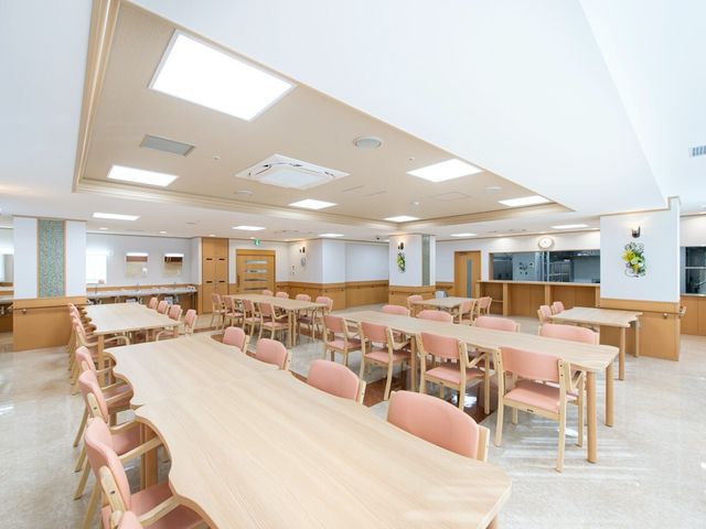 広々とした明るい食堂