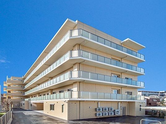 明るい建物の外観