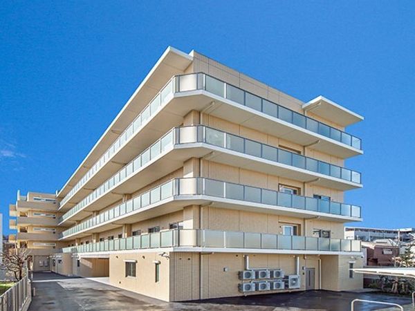 明るい日差しの外観