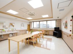 明るく広々とした食堂