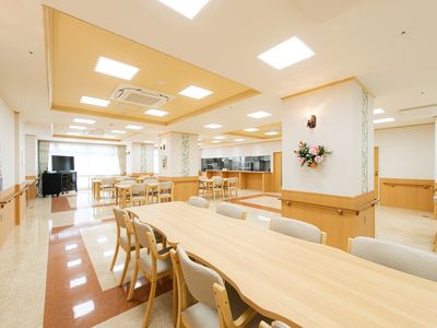 明るく広々とした食堂