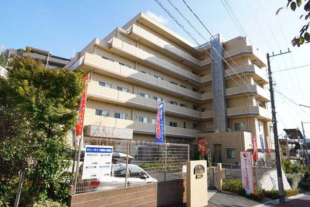 多階層の建物エントランス