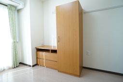 シンプルな木製クローゼット