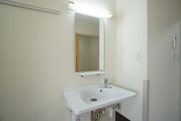 清潔な洗面台と鏡