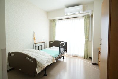 居室のエアコンとベッド
