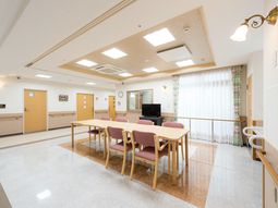 明るいダイニングスペース