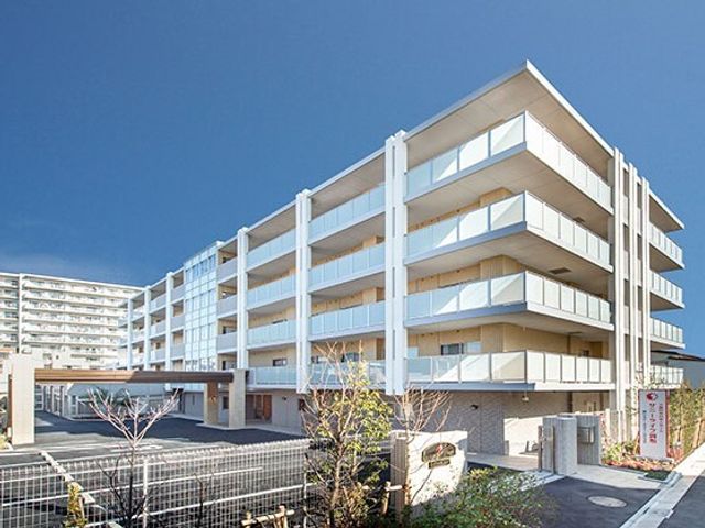清潔感のある白い外観 外観 広々とした構造の明るい建物です。こちらで、心地よい職場環境をお探しの方に適しています。
