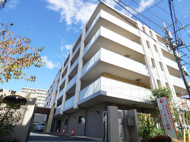 現代的な建物のエントランス 外観 モダンなデザインの建物正面です。清潔感のある外観が、働く環境にも期待を膨らませます。