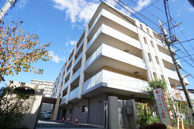 現代的な建物のエントランス 外観 モダンなデザインの建物正面です。清潔感のある外観が、働く環境にも期待を膨らませます。