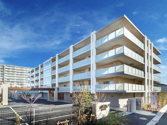 明るい外観の建物