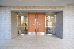 明るいエントランスの様子