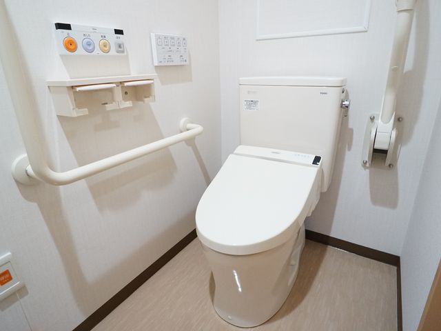 バリアフリートイレ トイレ 手すり付き清潔なトイレで、安全に利用できる配慮が行き届いています。サポートが必要な方にもやさしい設計です。