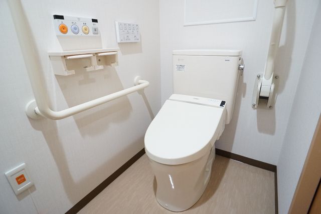バリアフリートイレ トイレ 手すり付き清潔なトイレで、安全に利用できる配慮が行き届いています。サポートが必要な方にもやさしい設計です。
