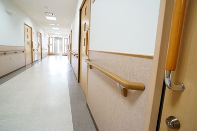 手すり付きの明るい廊下