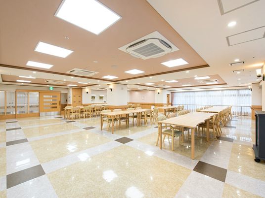 広々とした明るい食堂
