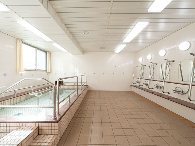手すり付きの明るい浴室 浴室 広々とした清潔感ある浴室は、安全のための手すりが整備されており、ゆったりとしたバスタイムを提供します。