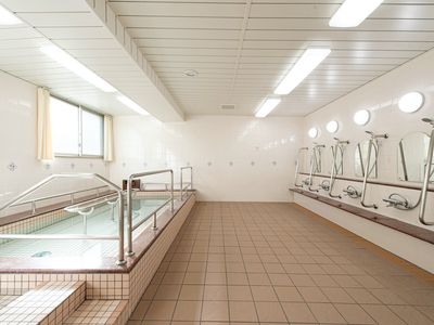 手すり付きの明るい浴室