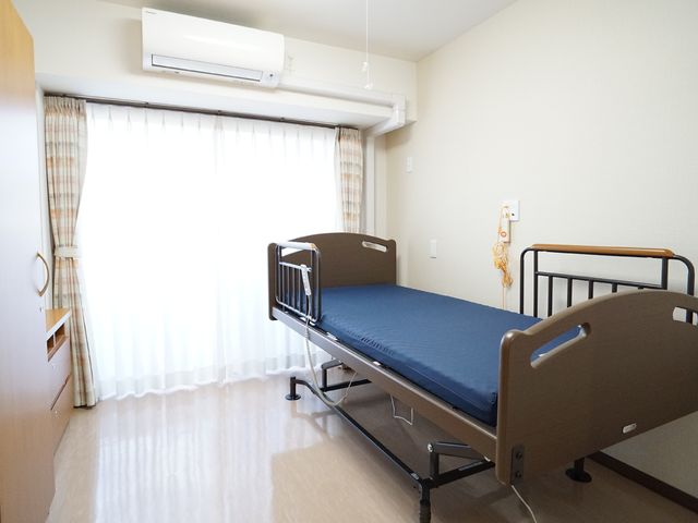 清潔な居室の一角 居室 ゆとりを感じる居室です。大きな窓があり、明るい日差しが心地よい空間を演出しています。