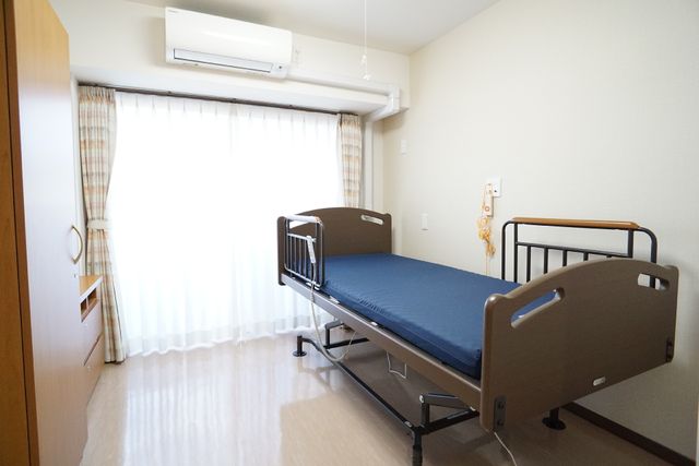 清潔な居室の一角 居室 ゆとりを感じる居室です。大きな窓があり、明るい日差しが心地よい空間を演出しています。