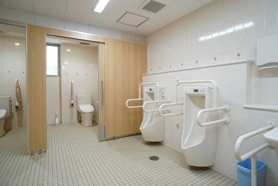 バリアフリー設計のトイレ