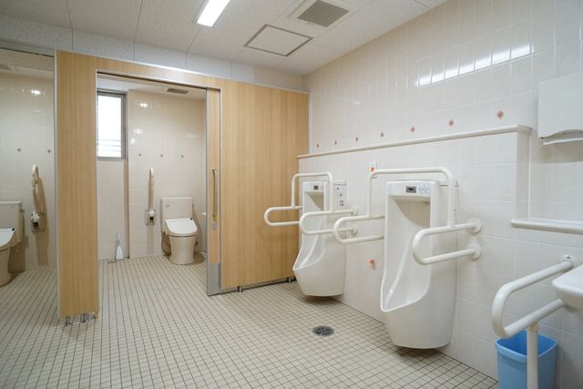 バリアフリー設計のトイレ トイレ 安全に配慮された手すり付きの清潔なトイレ空間です。スペースも広く、利用者の快適性が考えられています。