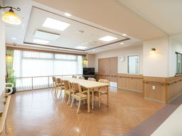 明るい共有ダイニングルーム