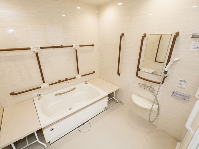 バリアフリーの明るい浴室 浴室 手すり付きで安全を考えた清潔感ある浴室です。ゆったりとしたバスタイムをサポートします。