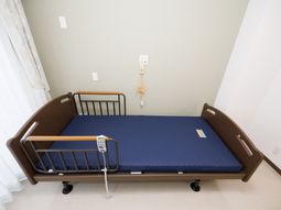 安全なベッドの居室