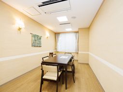 明るい食堂の風景