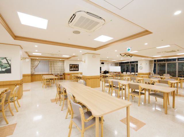 明るいダイニングルーム 共有スペース 開放的で広々とした食堂です。ナチュラルな木のテーブル・椅子が、居心地の良い空間を演出しています。