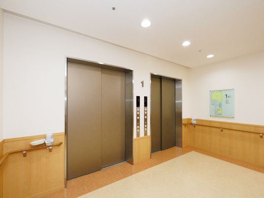 清潔なエレベーターホール