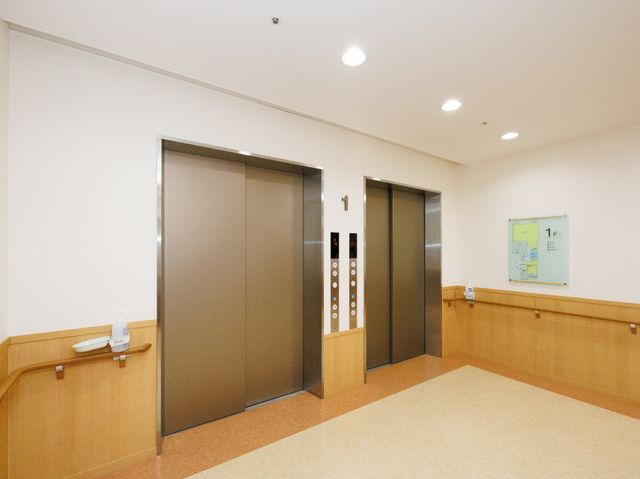 清潔なエレベーターホール エレベーター 明るく広々としたエレベーターホールは、利用者の動線を考えた快適な空間です。手すりも整備され、安全に配慮されています。