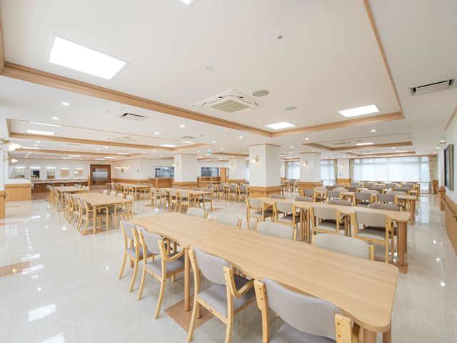 広々とした快適な食堂 食堂 木の温もり溢れる広々としたダイニングで、食事の時間が一層豊かなひとときとなります。清潔感ある空間で、楽しい食卓が広がっています。