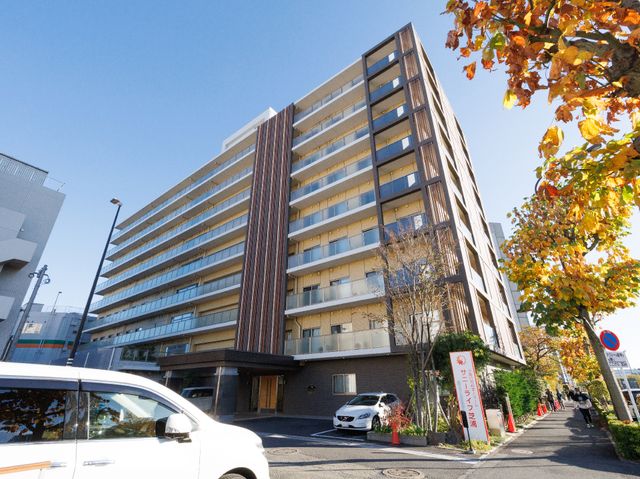 モダンな建物のエントランス 外観 秋の光が降り注ぐ、モダンなデザインのエントランスです。快適な職場環境を提供する意欲を感じさせます。