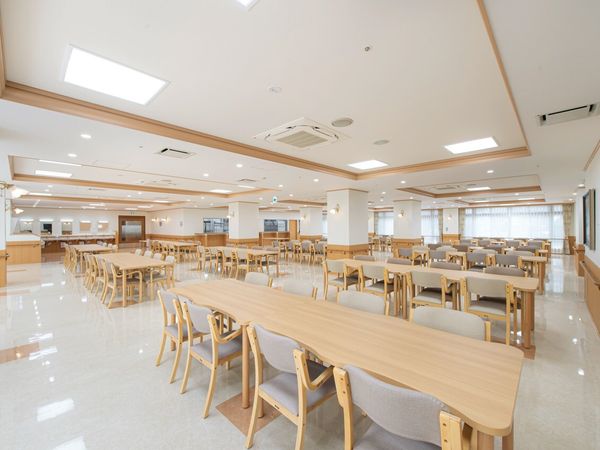 広々とした明るい食堂