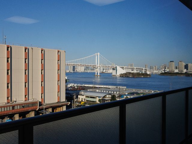 都会の景観と橋のバルコニー 周辺環境 開放的なバルコニーからは、都市の景色と大きな橋が望めます。日々の生活に彩りを与える快適な外観を体感いただけます。