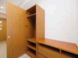 木製クローゼットとデスク