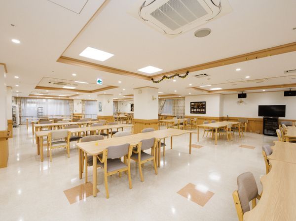 広々とした明るい食堂