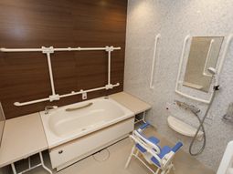 バリアフリー設計の浴室